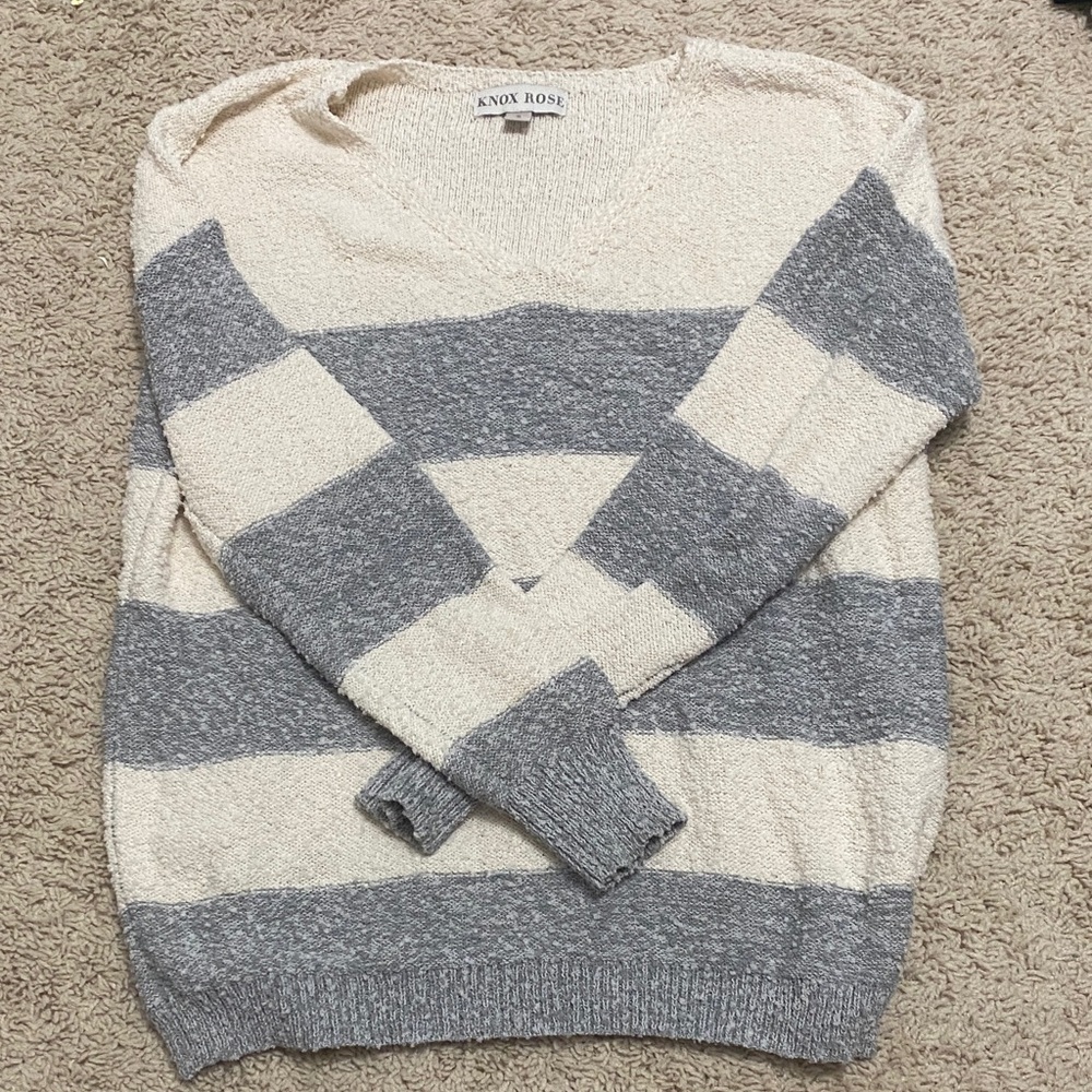 Knox Rose Women’s V-Neck Sweater in Gray and Cream